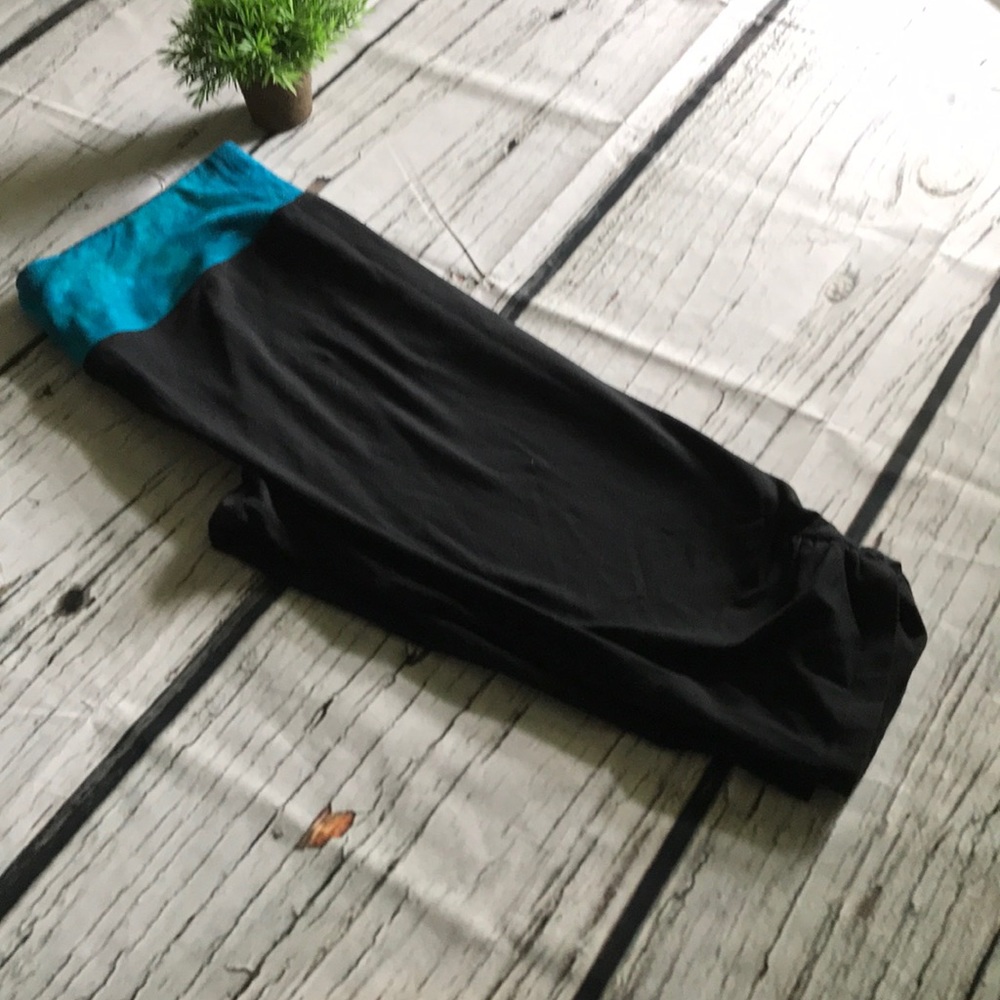 Earth Yoga black capris/teal waistband..XXL